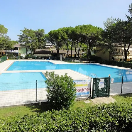 Bright Flat With Shared Pool דירה *