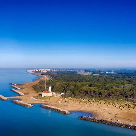 Bright Flat With Shared Pool *