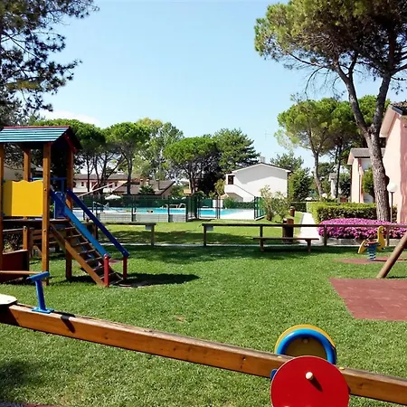 Апартаменти Bright Flat With Shared Pool
