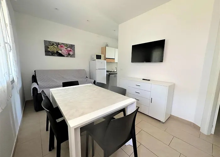 Bright Flat With Shared Pool * بيبيوني