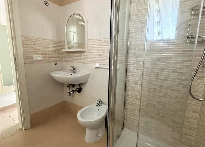 Bright Flat With Shared Pool