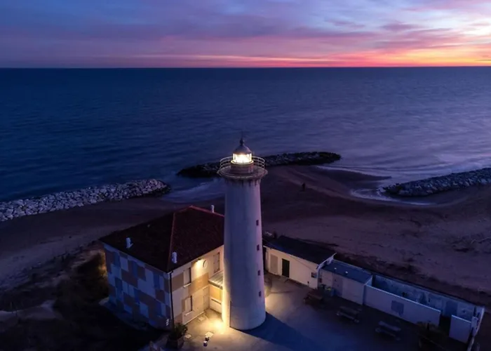 Bright Flat With Shared Pool *